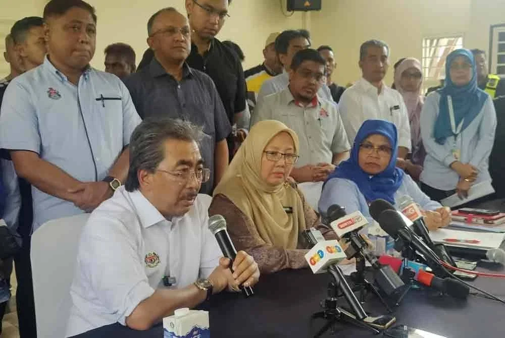 (Dari kiri) Johari, Dr Zaliha dan Maimunah semasa sidang akhbar di Dewan Komuniti Blok E Desa Pandan pada Rabu.
