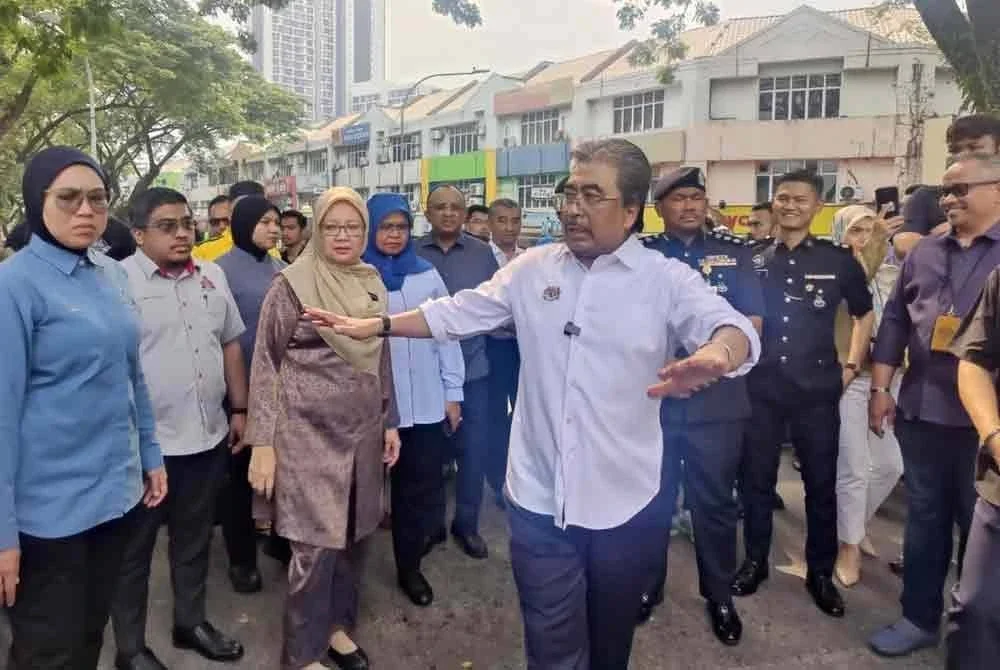 Johari (depan kanan) dan Dr Zaliha (depan dua dari kanan) melakukan lawatan ke tapak perobohan gerai di Desa Pandan pada Rabu.