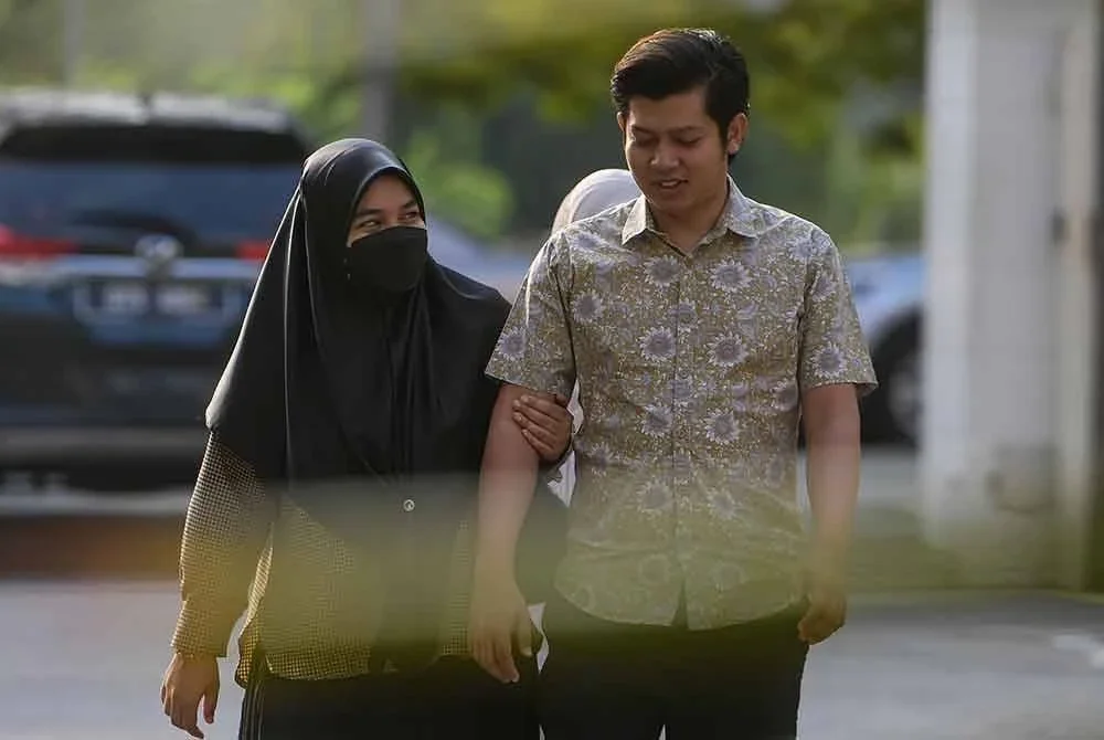 Ibu bapa kepada Allahyarham Zayn Rayyan Abdul Matin iaitu Ismanira Abdul Manaf, 30 (kiri) dan Zaim Ikhwan Zahari hadir ke Mahkamah Sesyen pada Rabu. Foto Bernama