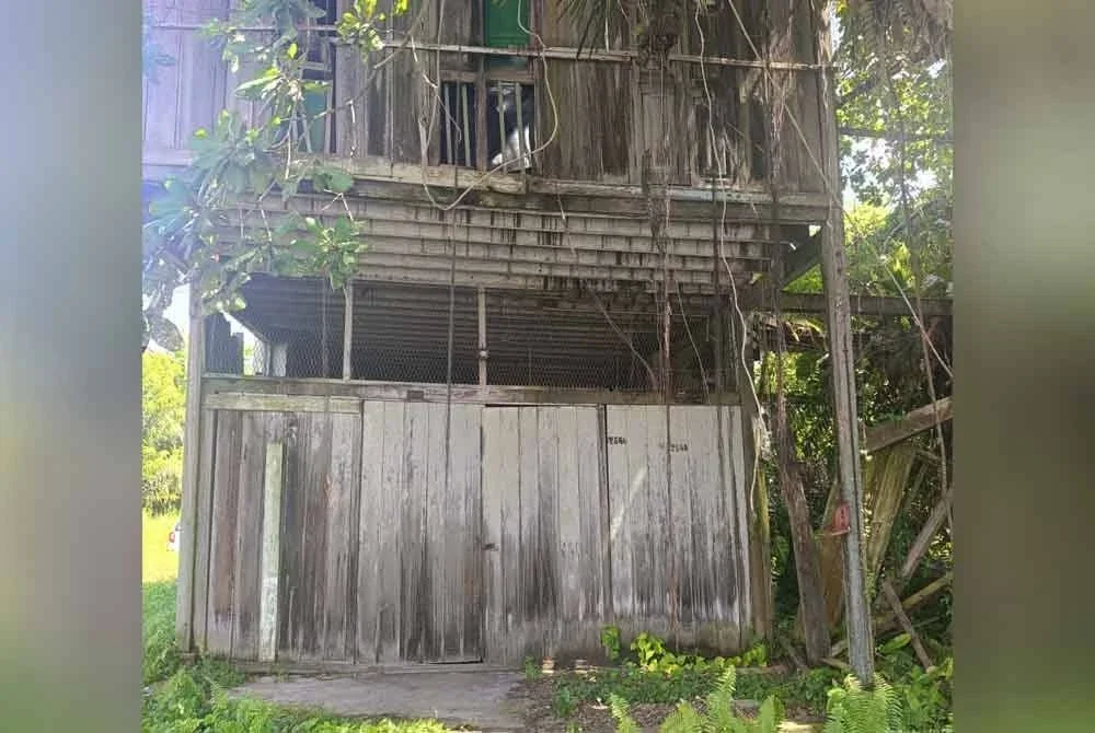 Rangka manusia ditemui dalam sebuah rumah pusaka milik bekas ADUN Pasir Bedamar di Teluk Intan, Sabtu lalu. Foto ihsan pembaca