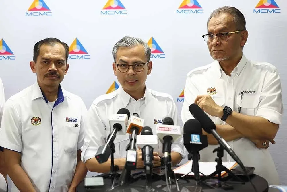 Fahmi (tengah) dan Dr Dzulkefly (kanan) mengadakan sidang media bersama selepas majlis Hari Bersama Komuniti di NADI Kampung Langkuas, Kinarut pada Rabu. Foto Bernama