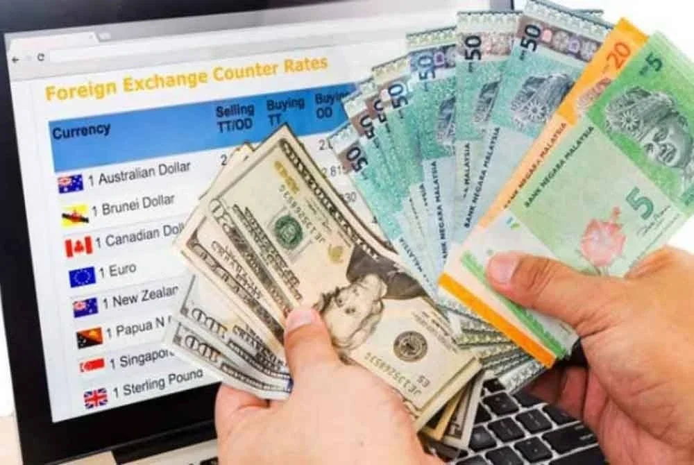 Pada jam 6 petang, ringgit meningkat kepada 4.2255/2300 berbanding dolar AS berbanding 4.2300/2370 ketika ditutup pada Selasa. Foto hiasan