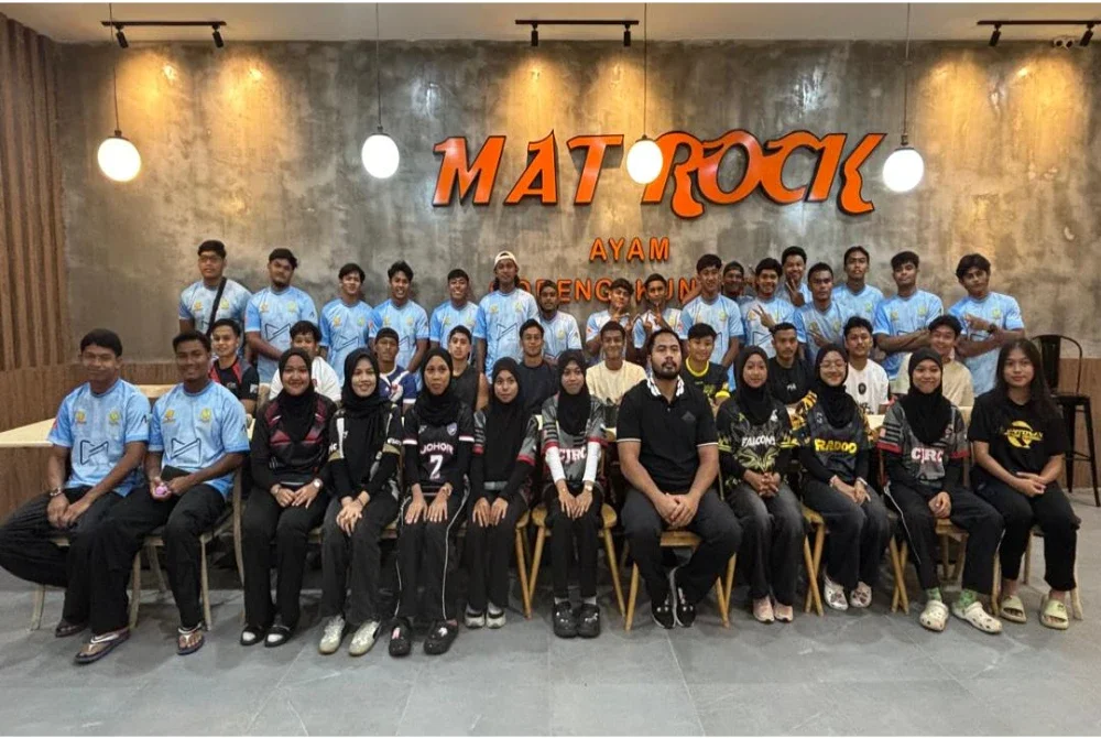 Skuad senior lelaki, lelaki dan wanita B-21 Pahang bersama Tun Putera Abdul Mubin Shah menjelang saingan Ragbi 7s Kebangsaan di Terengganu, Jumaat ini.