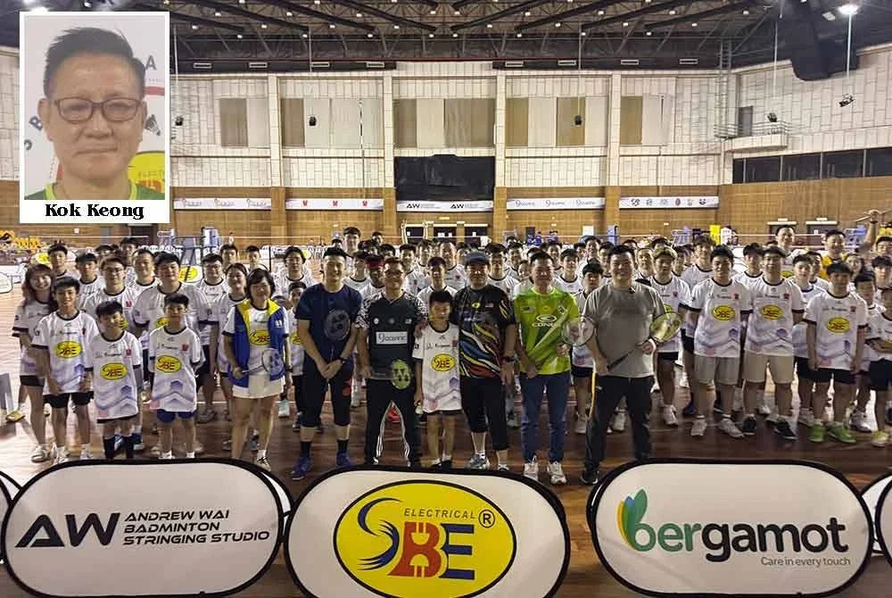 Kok Keong (depan, dua kanan) bersama para peserta Kejohanan Badminton Amal SBE Serla di Bukit Kiara.