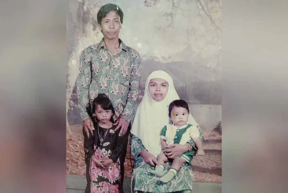 Potret Asmiza bersama mak, ayah dan adik ketika kecil.