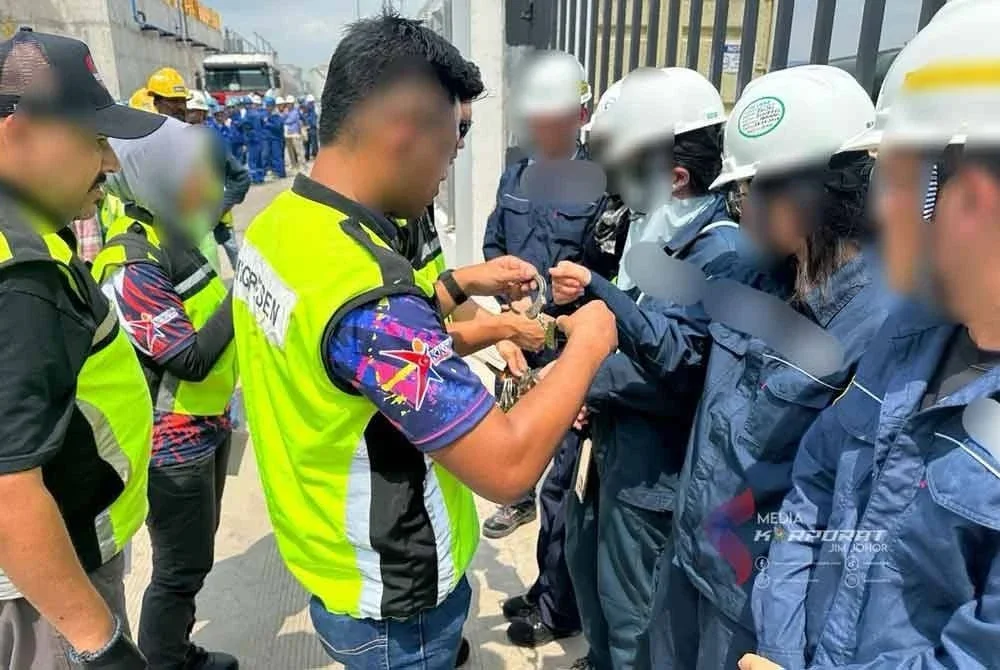 Sebuah tempat pemprosesan dan pembinaan struktur bahan petrokimia di Tanjung Langsa digempur Jabatan Imigresen Johor pada Selasa. - Foto JIM Johor