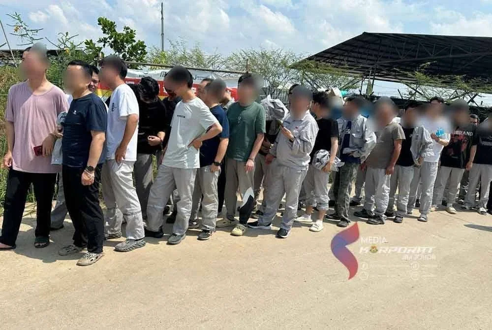 Sebuah tempat pemprosesan dan pembinaan struktur bahan petrokimia di Tanjung Langsa digempur Jabatan Imigresen Johor pada Selasa. - Foto JIM Johor