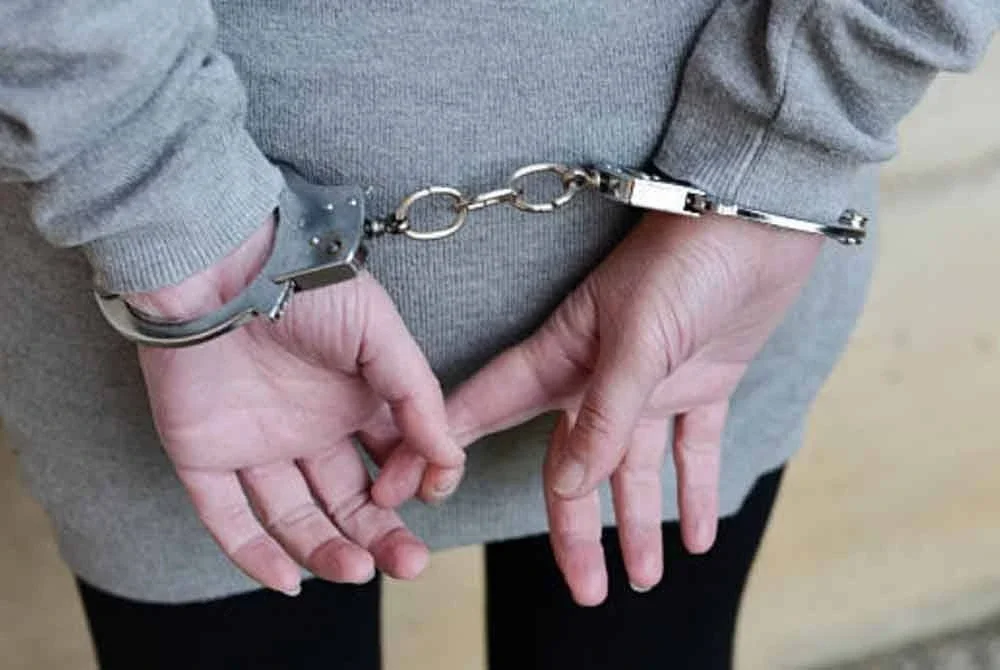 Wanita berusia 40-an itu ditahan ketika hadir ke Pejabat SPRM Perak bagi membantu siasatan pada Selasa lepas.