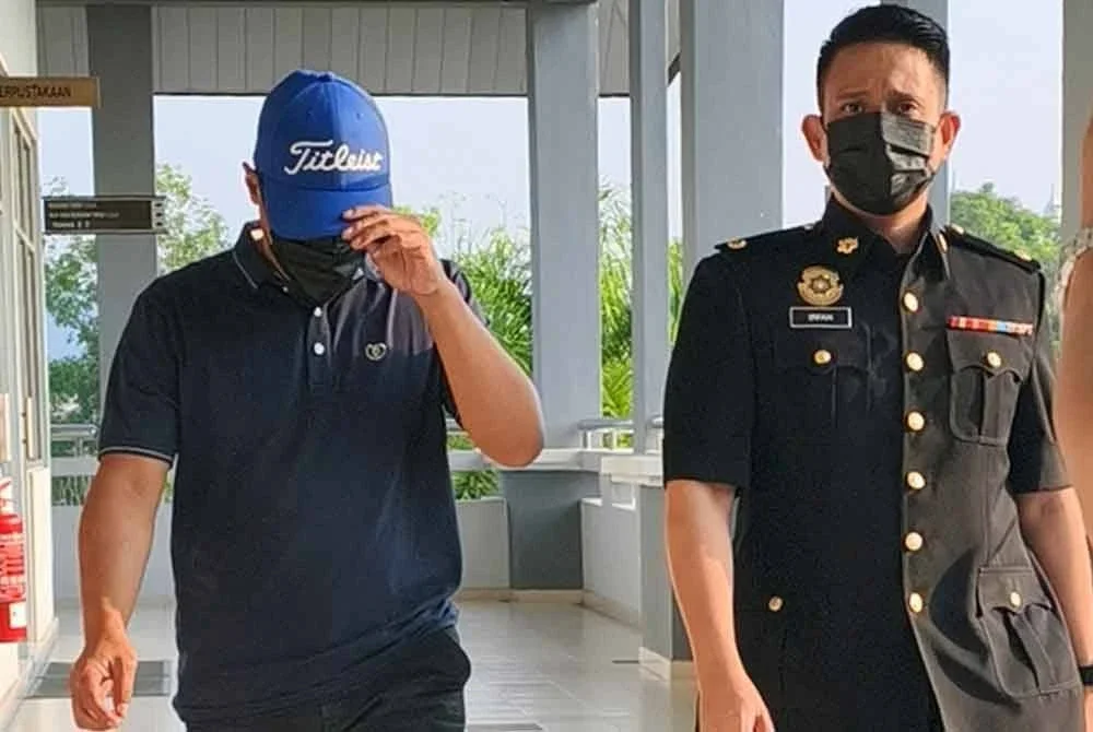 Seorang Penolong Pegawai Penguat Kuasa KPDN didakwa minta rasuah sebagai dorongan untuk tidak melakukan siasatan kes berkaitan minyak masak.