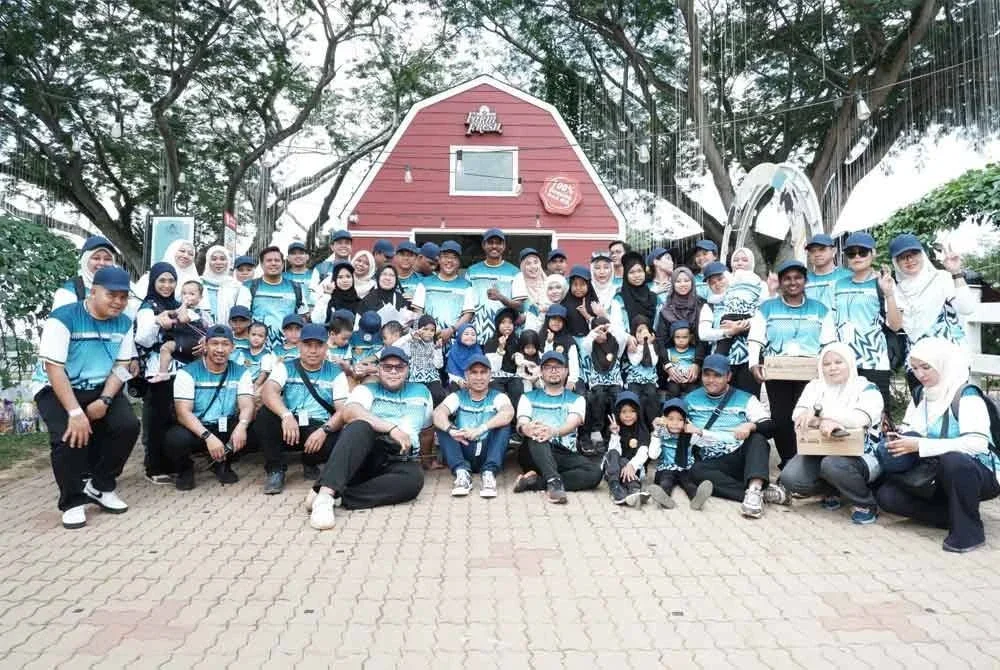 Timbalan Pengarah PACE UUM, Prof. Madya Dr. Abdul Aziz Othman (tengah) merakam kenangan bersama para Mahasiswa PACE UUM Semester April 2025/2026 dan anak-anak yatim dari Pertubuhan Kebajikan Islam Peribadi Mulia dalam Program Sinar Komuniti UUM yang berlangsung di Farm Fresh, Serdang baru-baru ini. 