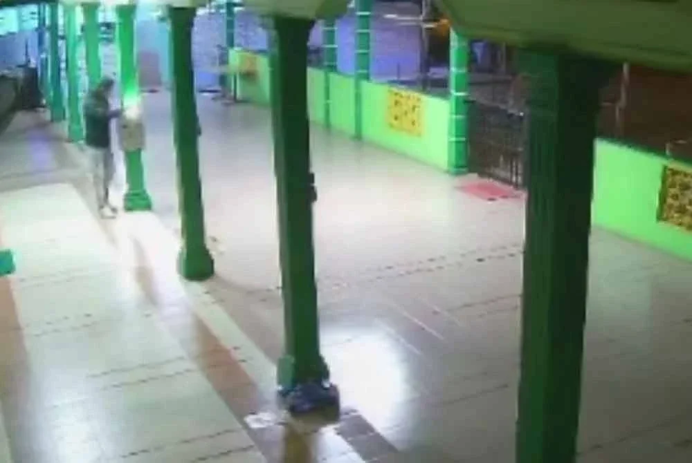 Polis sedang giat mengesan suspek dan orang ramai yang mempunyai maklumat diminta tampil membantu siasatan.