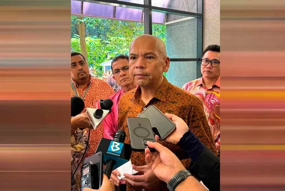 Armizan bercakap kepada media selepas melakukan tinjauan PJRM di lobi kementerian pada Khamis.