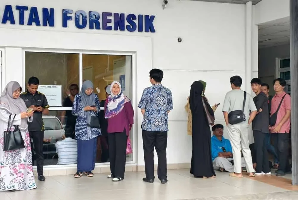Ahli keluarga dan rakan-rakan mangsa mula memenuhi pekarangan Unit Forensik Hospital Rembau.