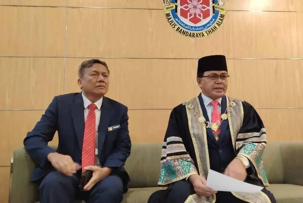 Mohd Fauzi (kanan) ketika sesi sidang media di Wisma MBSA di Shah Alam pada Khamis