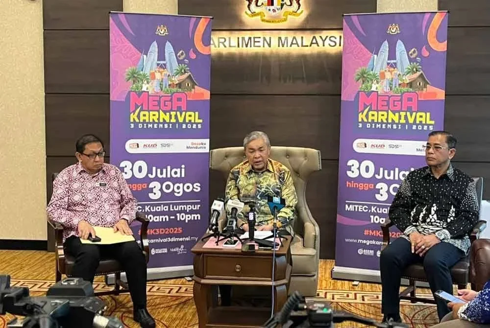 Ahmad Zahid (tengah) ketika sidang taklimat khas di Bangunan Ahli Parlimen pada Khamis.