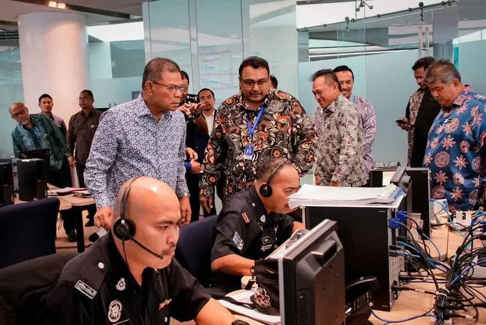 Saifuddin mengadakan lawatan kerja di NSRC di sini pada Khamis.