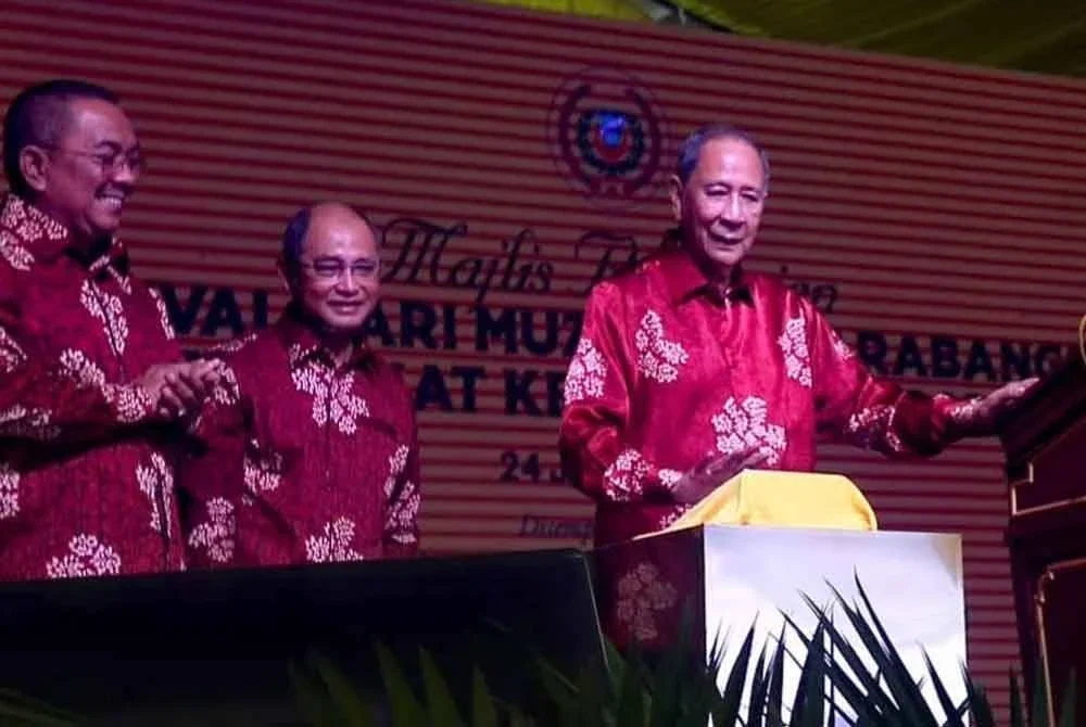 Sultan Sallehuddin (kanan) berkenan berangkat merasmikan Festival HMAPK 2025 di Muzium Padi, Gunung Keriang disaksikan Sanusi (kiri) dan Kamarul Baharin (dua dari kiri).