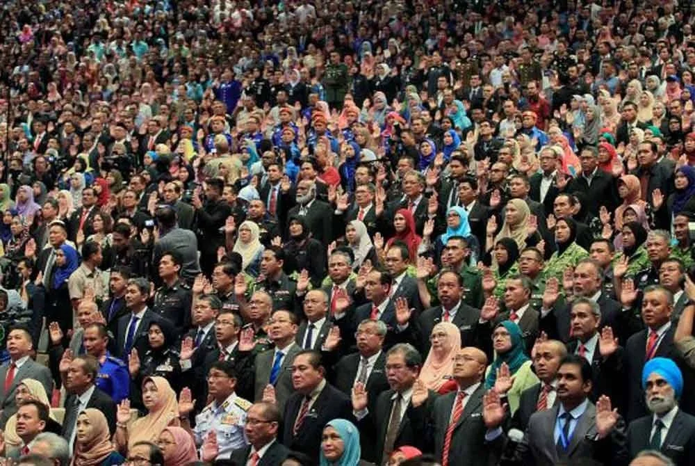 Penjawat awam diberi peringatan tegas agar tidak terbabit dalam sebarang aktiviti politik serta mengekalkan kedudukan berkecuali daripada mana-mana parti. Gambar hiasan