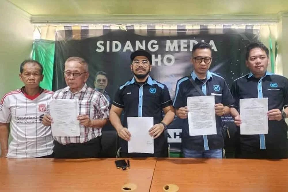 Hishamuddin (tengah) bersama wakil MHO Sabah dan wakil ahli keluarga dalam sidang akhbar di pejabat MHO Sabah di Kota Kinabalu.