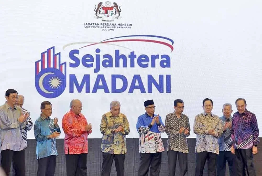 Anwar meluncurkan Sejahtera Madani di Kompleks Seri Perdana pada Khamis. Turut sama, Ahmad Zahid dan Shamsul Azri. Foto Bernama