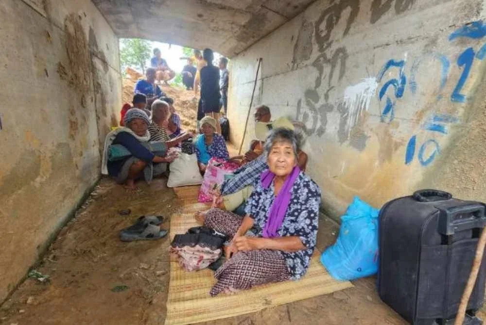 Penduduk kampung di sempadan wilayah Surin berlindung ketika Kemboja memperhebatkan serangan. Foto Agensi