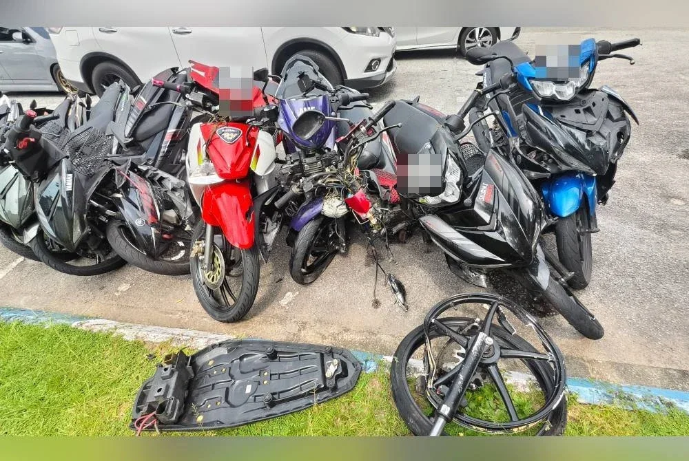 Beberapa motosikal mangsa yang terlibat dalam kemalangan di KM262.5 lebuh raya Plus.