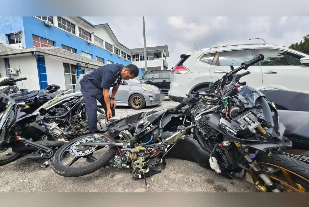 Ketua Jabatan Siasatan Dan Penguatkuasaan Trafik Seremban, Mohd Hafidzal Zainal Abidin menunjukkan motosikal yang terlibat.