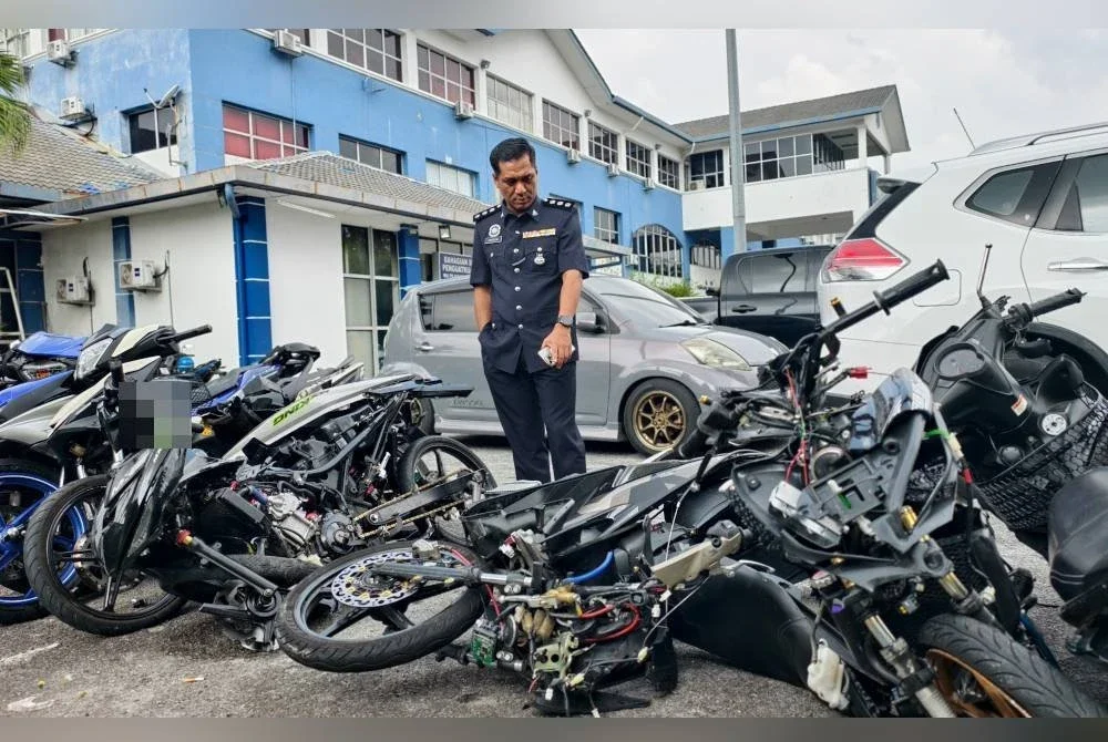 Ketua Jabatan Siasatan Dan Penguatkuasaan Trafik Seremban, Mohd Hafidzal Zainal Abidin menunjukkan motosikal yang terlibat.