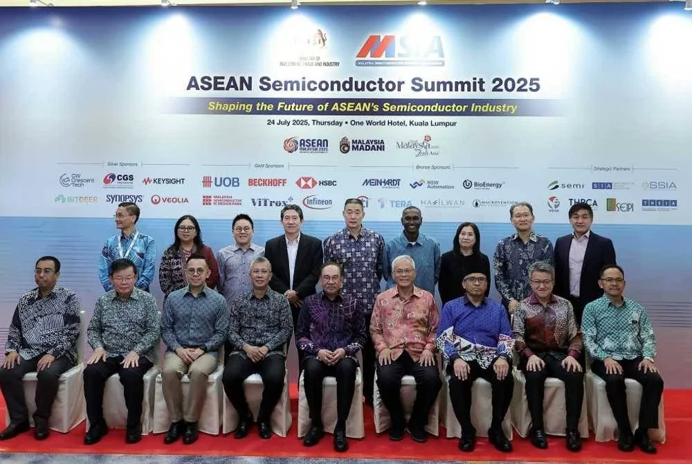 Anwar bergambar bersama delegasi sempena Sidang Kemuncak Semikonduktor ASEAN 2025 yang berlangsung di sebuah hotel pada Khamis. Foto Bernama