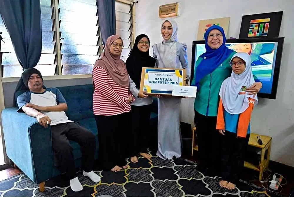 Yatimah dan Ahli Lembaga Pemegang Amanah Yayasan UMPSA, Datin Nur Sharmila Shaheen berkunjung ke rumah pelajar baharu, Arysha Rania Shahrul Nizam, anak kartunis Cendol dalam Program Ziarah Prihatin baru-baru ini. Foto UMPSA