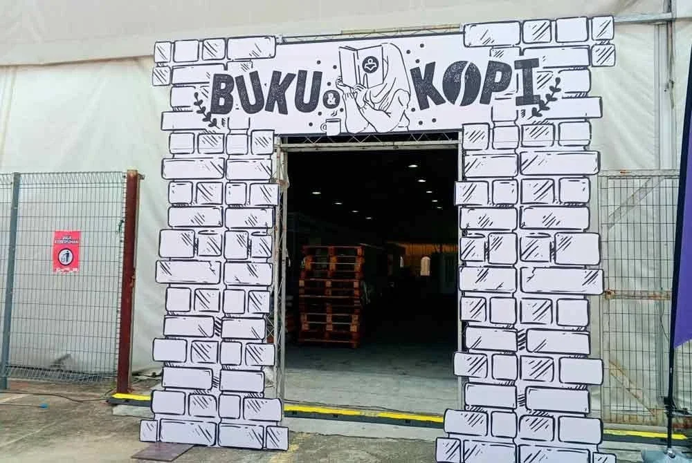 Jualan buku turut diadakan sempena Karnival Siang Malam Karangkraf 2025.