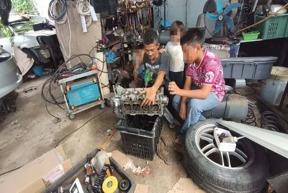 Mohd Nazarudin hanya bekerja sebagai mekanik dengan pendapatan tidak tetap.