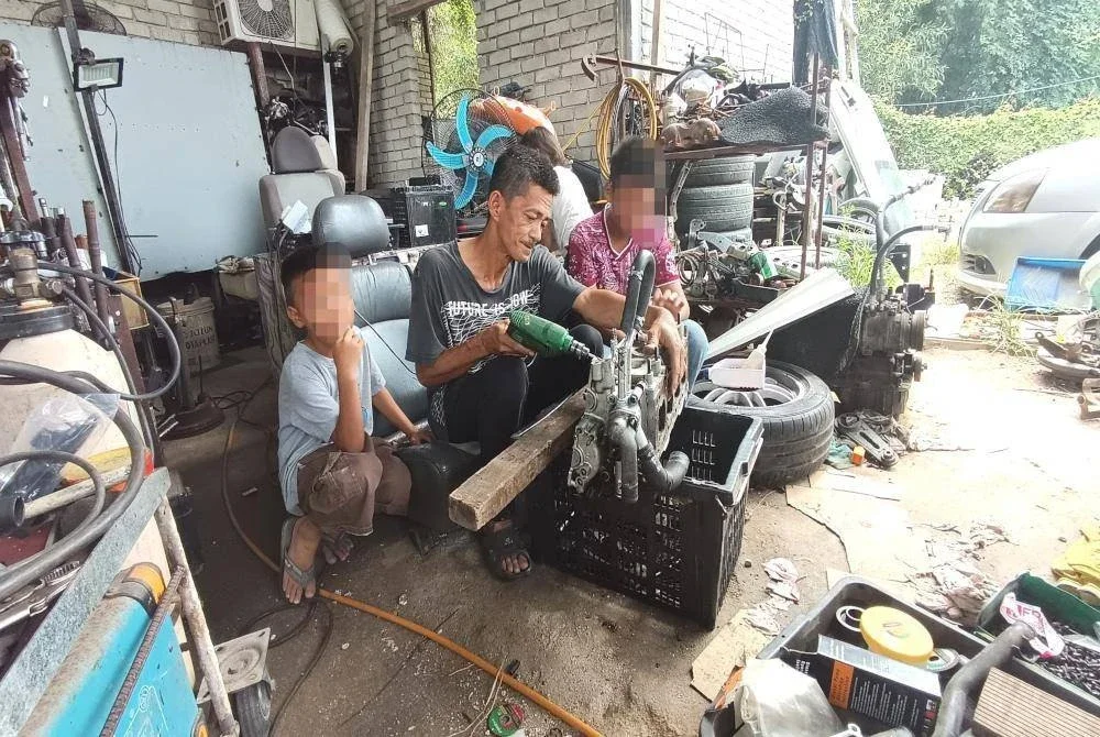 Mohd Nazarudin mengambil upah membaiki kereta di bangunan rumah sarang burung walet yang dihuni bersama isteri dan anak-anaknya sejak setahun lalu.