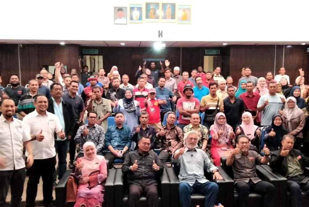 Khalid (duduk, tengah) bersama tetamu dan peserta Program Tautan Tani NAFAS.