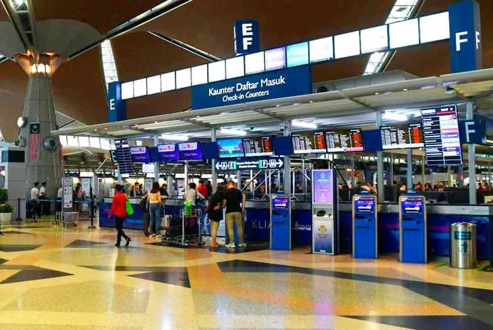 Seorang pegawai penguat kuasa di kaunter pemeriksaan masuk Terminal 1, KLIA dicekup selepas disyaki terbabit dalam 'setting counter' pada Khamis. Foto hiasan Bernama