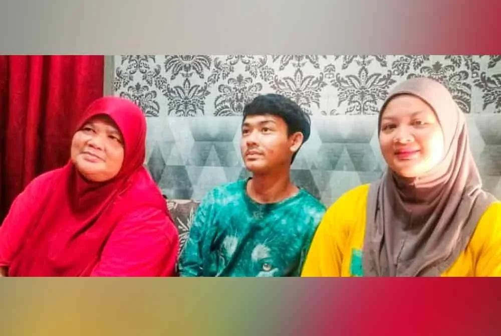 Samsurina (kiri) bersama dua anaknya, Rini dan Mohd Azif.