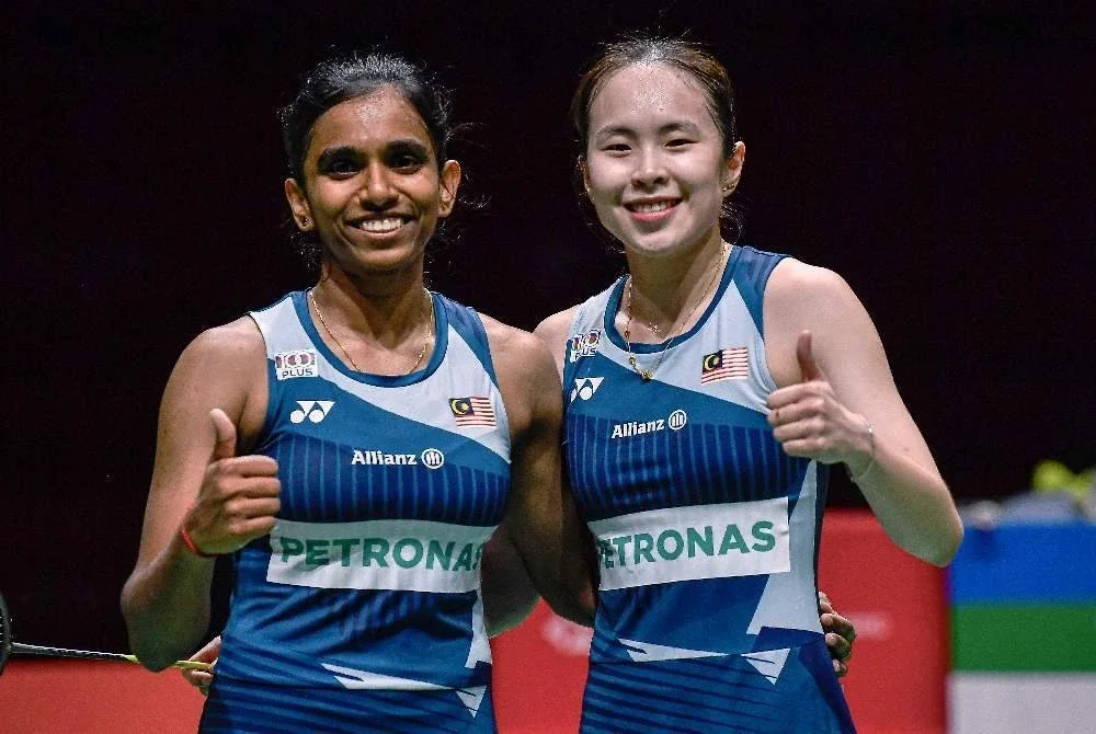 Pearly (kanan) dan Thinaah mengalahkan pasangan Jepun untuk mara ke suku akhir Terbuka China di Changzhou pada Jumaat. Foto Agensi.