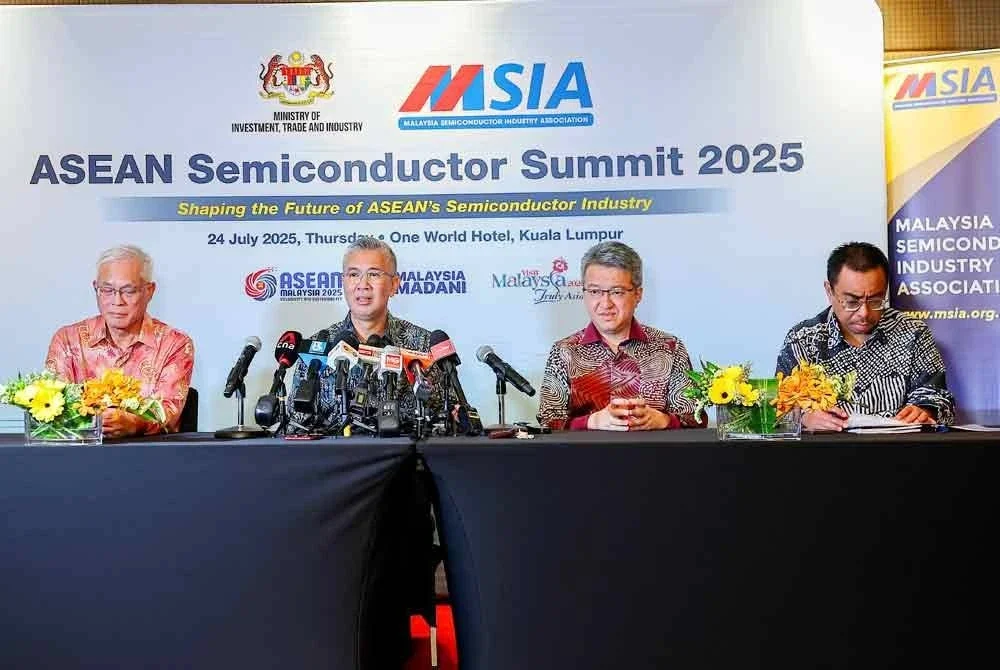 Tengku Zafrul bercakap pada sidang media selepas menghadiri Sidang Kemuncak Semikonduktor ASEAN 2025 yang berlangsung di sebuah hotel pada Khamis. Foto Bernama