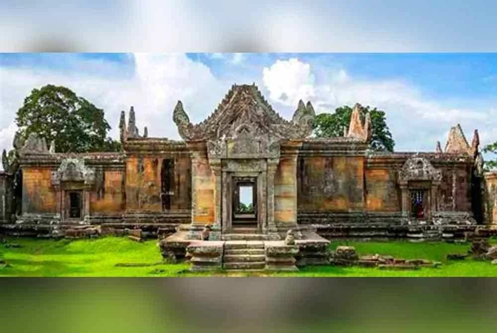 Kuil Preah Vihear yang terletak di puncak Pergunungan Dangrek, di sempadan antara wilayah Preah Vihear (Kemboja) dan Si Sa Ket (Thailand).