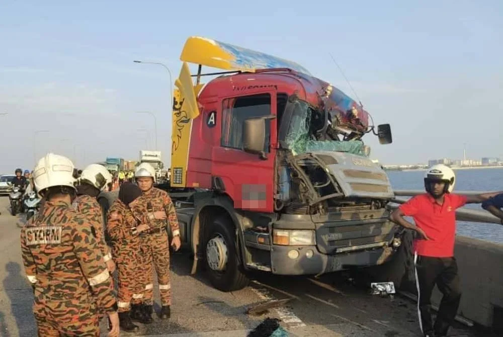 Salah satu lori tangki membawa bahan kimia yang terlibat nahas di jambatan Linkedua, Iskandar Puteri pada Khamis. Foto JBPM Johor