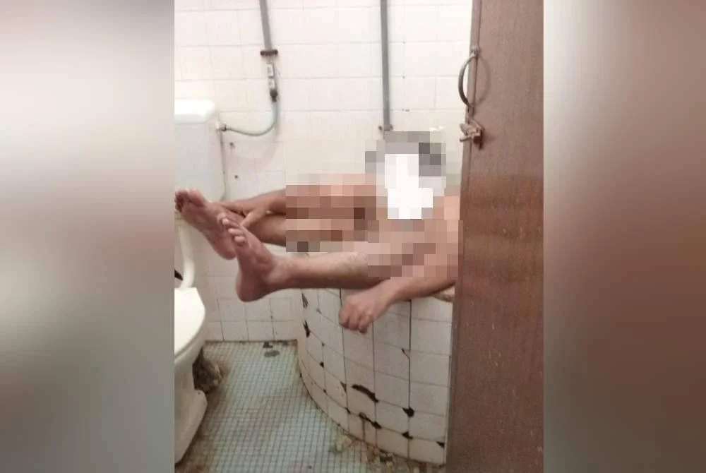 Seorang lelaki terpaksa diselamatkan oleh anggota bomba selepas tersangkut dalam kolah bilik air rumahnya di Pengkalan Chepa, Kota Bharu pada Khamis. Foto JBPM