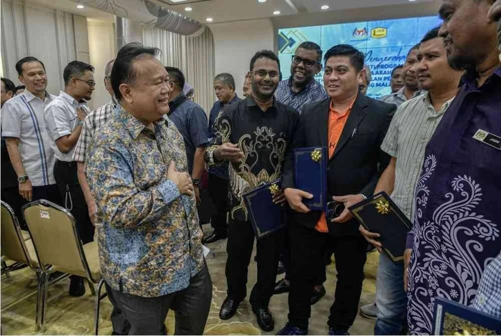 Alexander beramah mesra dengan para penerima SST Program Blackspot dan Penyelenggaraan Jalan Persekutuan di Semenanjung di Kementerian Kerja Raya pada Khamis. Foto Bernama