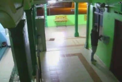 Perbuatan seorang lelaki mencuri wang dari tabung Masjid Kampung Contoh, Batu 22 yang dirakam CCTV, tular di media sosial.