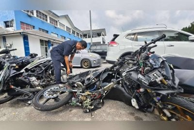 Ketua Jabatan Siasatan Dan Penguatkuasaan Trafik Seremban, Mohd Hafidzal Zainal Abidin menunjukkan motosikal yang terlibat.