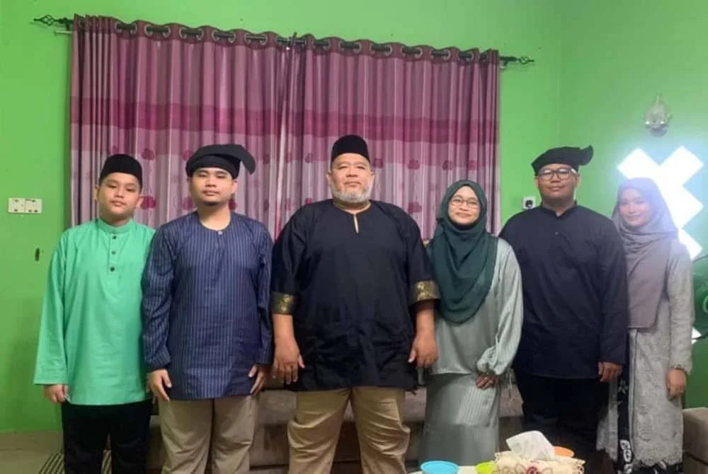 Abdul Razak (tiga dari kiri) dan isteri, Aziana (tiga dari kanan) bersama empat anak mereka.
