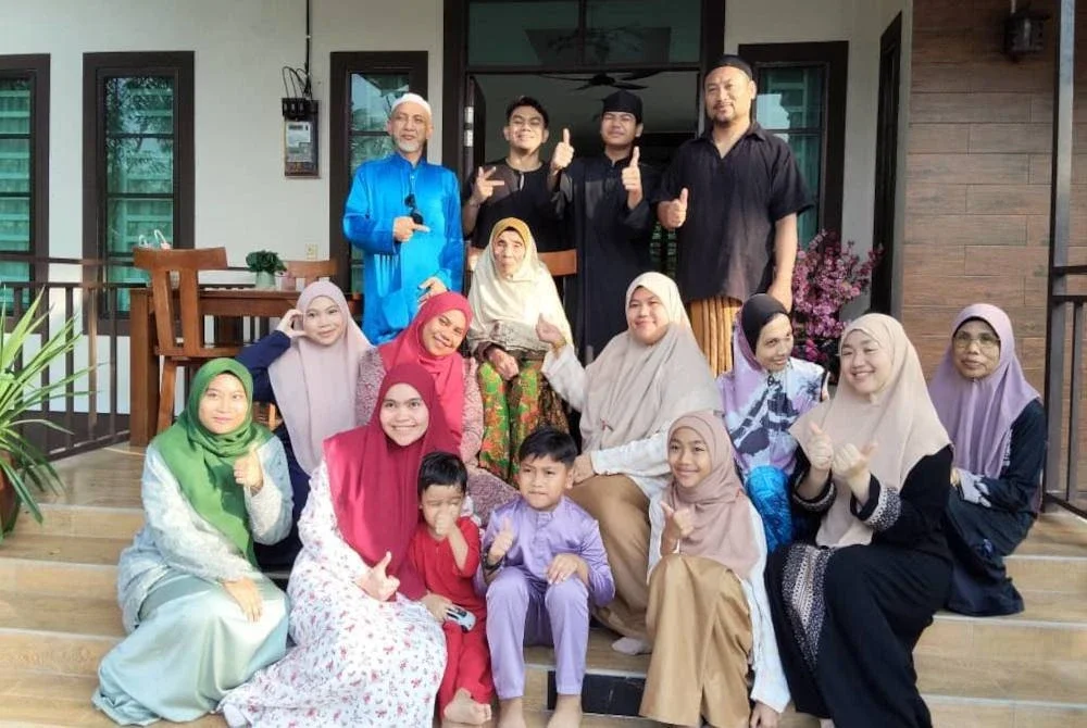 Warga emas berusia 112 tahun, Kelthom Yaacob atau lebih mesra dipanggil Mokwo (tengah) meluahkan rasa syukur dan terharu atas keprihatinan Perdana Menteri, Datuk Seri Anwar Ibrahim yang mengumumkan bantuan one‑off di bawah program Sumbangan Asas Rahmah (SARA) RM100 untuk semua rakyat dewasa Malaysia berumur 18 tahun ke atas.