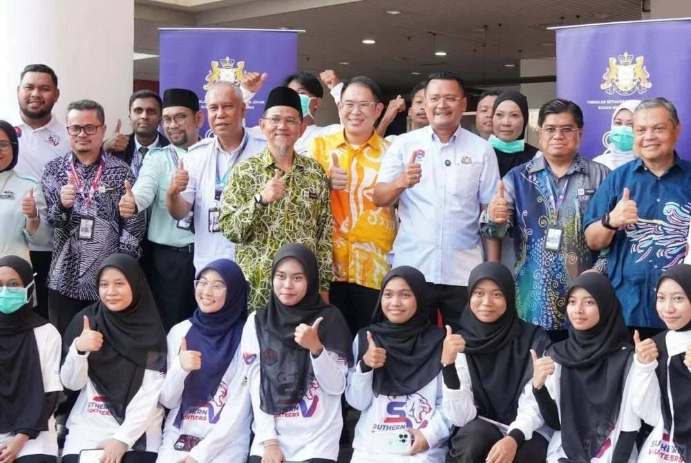 Tian Soon (tengah) dan Mohd Hairi (tiga kanan) selepas melawat HSA bagi melihat penugasan sukarelawan SV.