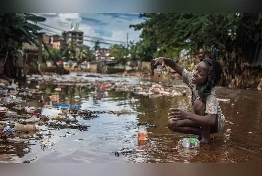 Air tercemar menjadi punca utama penularan kolera, khususnya di kawasan padat penduduk yang kekurangan sistem sanitasi dan bekalan air bersih.
