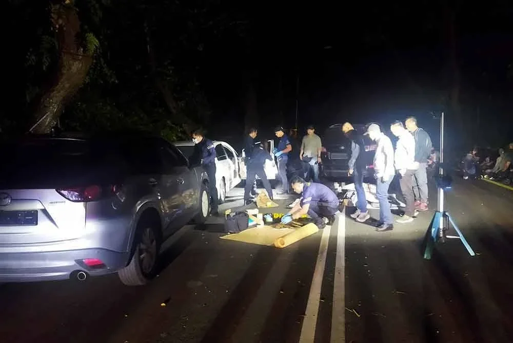 Anggota forensik sedang menyiasat di lokasi kejadian pada Jumaat.