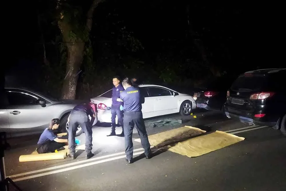 Anggota forensik sedang menyiasat di lokasi kejadian pada Jumaat.